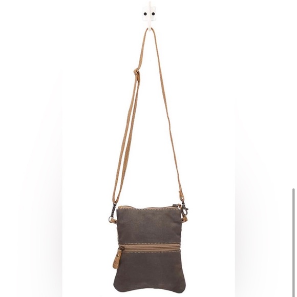 NWT STUNNING Genuine Leather MYRA CROSSBODY FLARE BAG 7" x 8.5" Strap: 22" - Picture 4 of 5